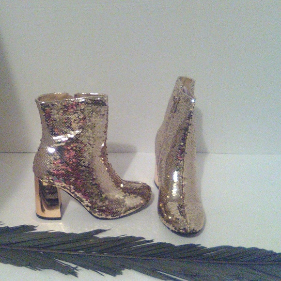 Women Boots - Picture 2 of 4